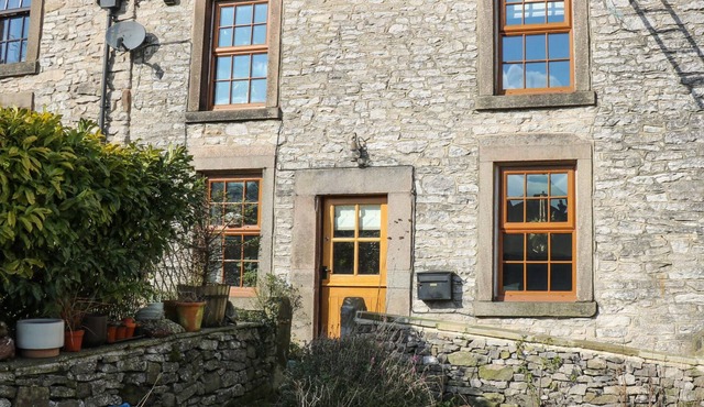 RHUBARB COTTAGE, pet friendly, character holiday cottage in Bradwell