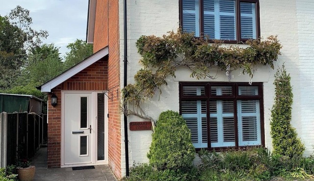 Rhubarb Cottage, stylish home close to Lyndhurst High street & New Forest trails