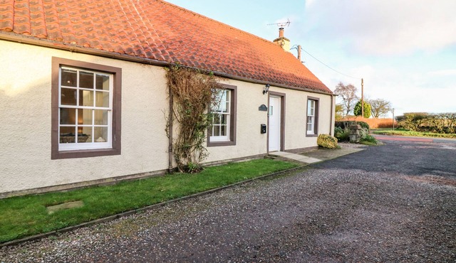 RHUM COTTAGE, pet friendly, with open fire in St Andrews