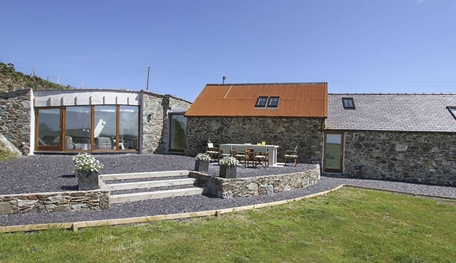 RHYD ANGHARAD BARNS, pet friendly, with open fire in Rhydwyn