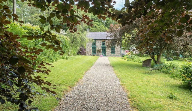 Rhyd y Brown Farmhouse, Llys Y Fran