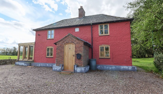 RHYDONNEN BACH, family friendly, with open fire in Llanrhaeadr