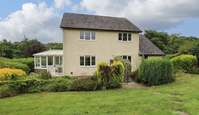 RHYDYGROES, pet friendly, character holiday cottage in Felinfach