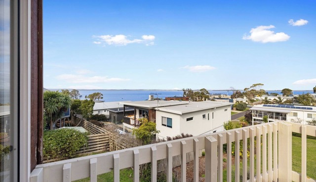 Rhyll Beach Retreat walk to beach yacht club, pets ok, short drive to Cowes