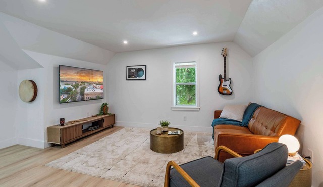 Rhythm at The Key | 1mi to UF & DT Full Kitchen