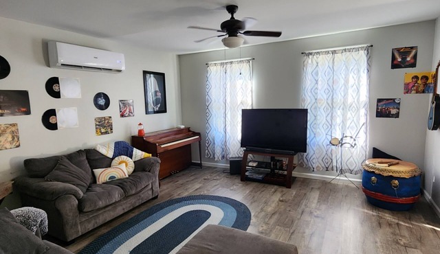 Rhythm & Blues! Quiet, private, downtown! -Golf Cart Available!