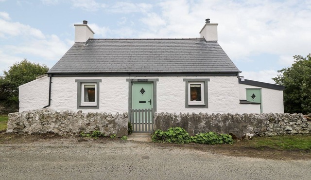 RHYTTY BACH, pet friendly, character holiday cottage in Rhosneigr