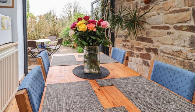 RIBBLE VALLEY COTTAGE, pet friendly, with open fire in Ribchester