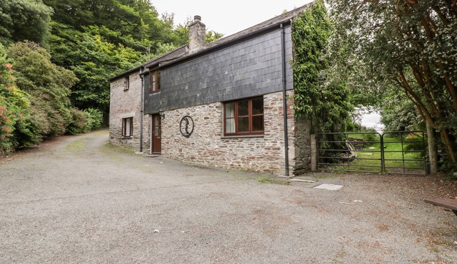 RIBBY BARN, family friendly, character holiday cottage in Lerryn