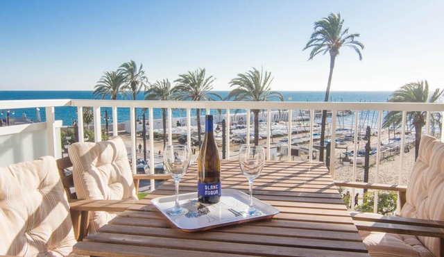 RIBERA MOON BY BLAUSITGES beach front apartment in Sitges