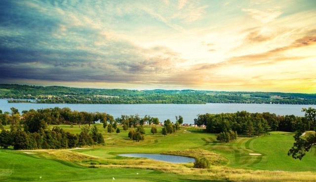 Rice Lake Escape –Family Cottage with Pool, Beach Access & Lake Views.