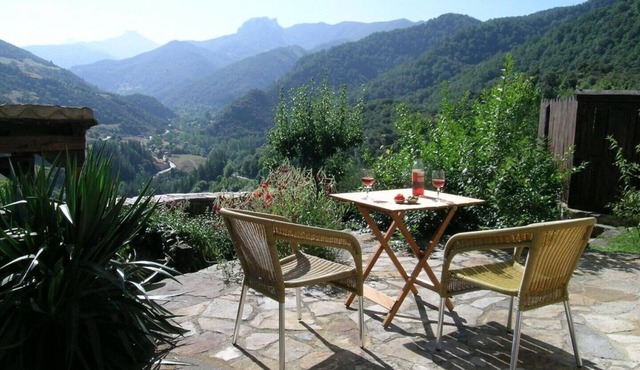 Richard and Suzanne Aparment cozy with an incredible views, quiet Valley.
