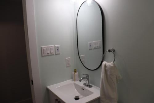 Richies Place Modern 2BR, Parking & Private Entry