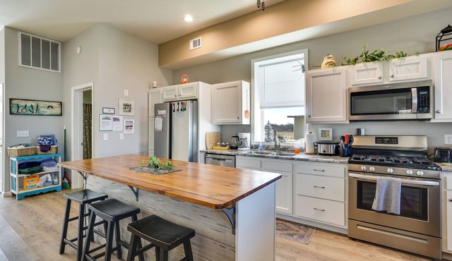 Richland Home on Multi-Unit Farm: Fish, Hike!