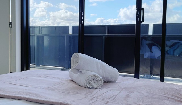 Richmond 180° Balcony View Apartment Across From the Shopping Mallfree Parking