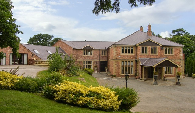 RICHMOND HALL, family friendly, luxury holiday cottage in St Asaph