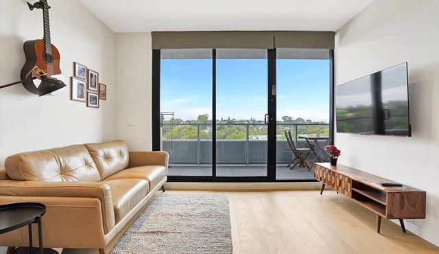 Richmond Heritage Executive Apt. for 2 w/parking