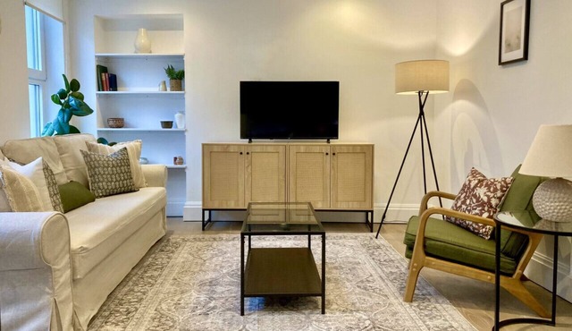 Richmond High Street Flat – Station Steps Away