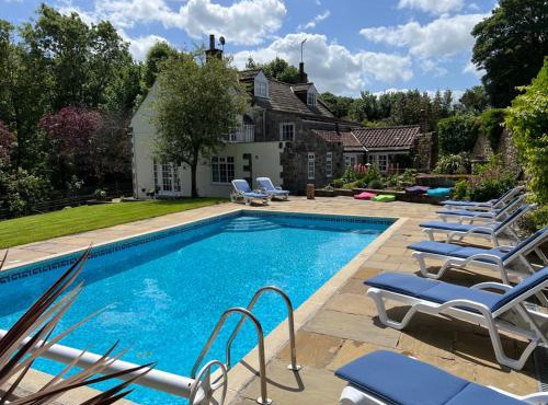 Richmond Hill Cottages, Exclusive 6 bedroom Farm House, Markington with heated pool