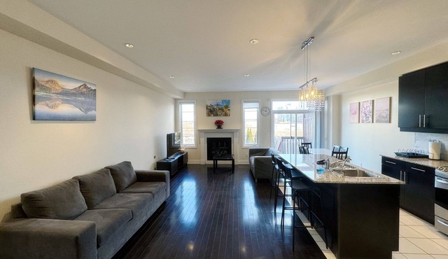 Richmond Hill/near Yonge Street/Hardcoverntownhouse/Four rooms full of sunshine