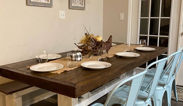 Ride2 WPG trails,Garage, Mnt Cabin, WiFi Paved Firepit, Circle Dr Parking, King