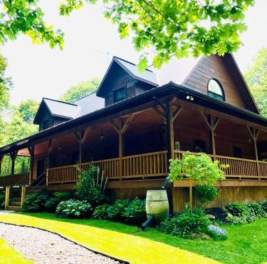 Rideau Lakes Rustic Chalet in Relaxing Natural Setting