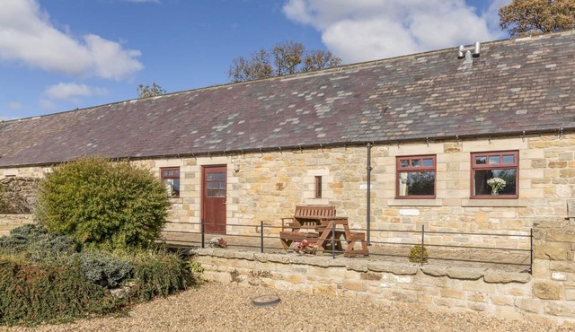 RIDGE COTTAGE, pet friendly, with a garden in Whitridge