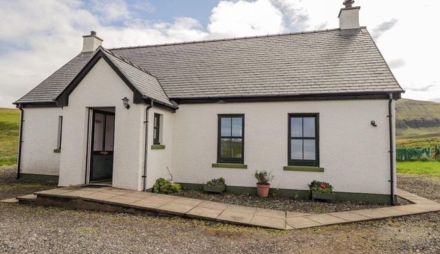 RIDGE END COTTAGE, family friendly, with open fire in Conista