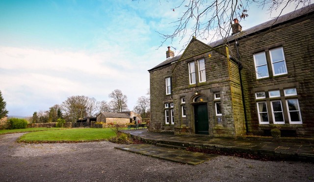 RIDGE HALL, pet friendly, with open fire in Chapel-En-Le-Frith