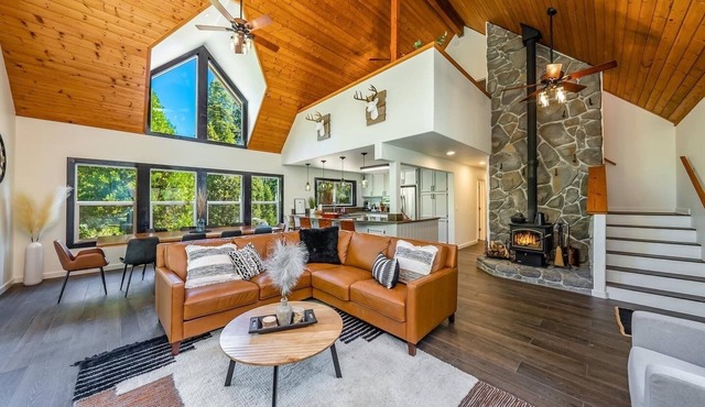 Ridge House. Modern cabin w/all the amenities!