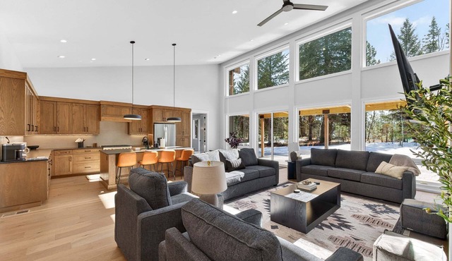 Ridge House- new home, sleeps 16, quiet neighborhood-, hot tub, trailer parking, pet friendly