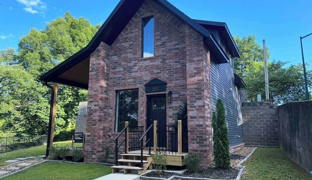 Ridge House w/Park & River View