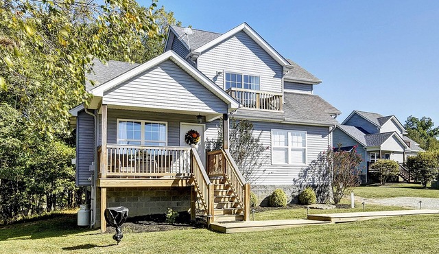 Ridge Retreat 42 Sleeps 8 + Crib. NEW HOT TUB