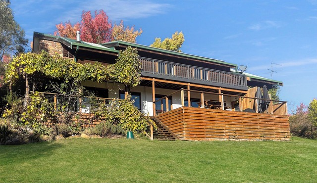 Ridge River Retreat: 4 BR, 3.5 BA House in Merrijig, Sleeps 8