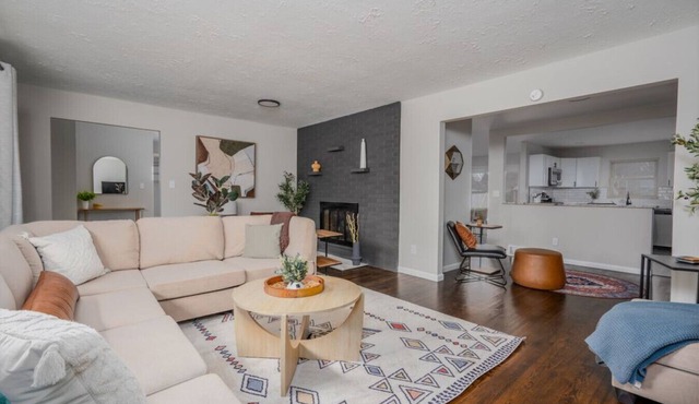 Ridge Roost: Mid-Century Charm, Modern Comforts near Downtown Gahanna