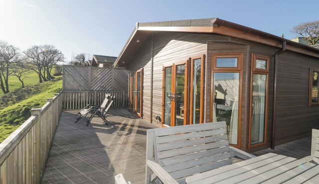 RIDGE'S RETREAT (NO 7 KIGBEARE LODGES), with pool in Sourton Down