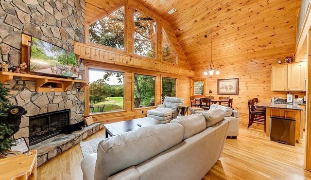 Ridge Top - Cozy Cabin on the 3rd Hole w/Hot Tub