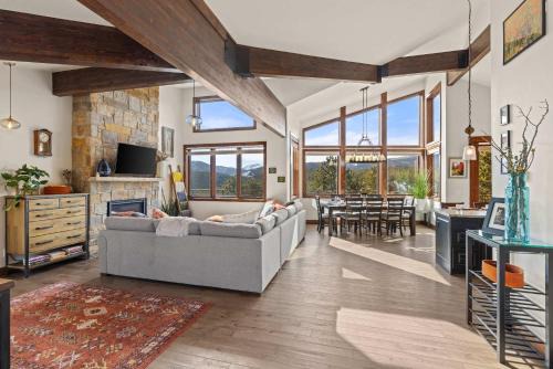 Ridge View Retreat - Panoramic Views and Hot Tub