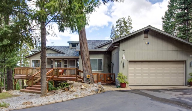 RIDGE-VIEW RETREAT Spectacular VIEW of Mt Shasta to the north