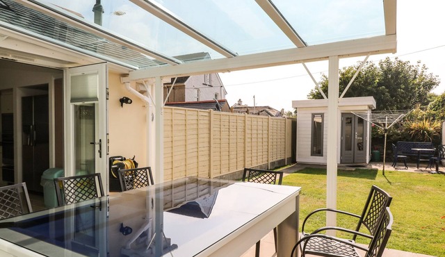 RIDGEBACK HOUSE, family friendly, with a garden in Helston