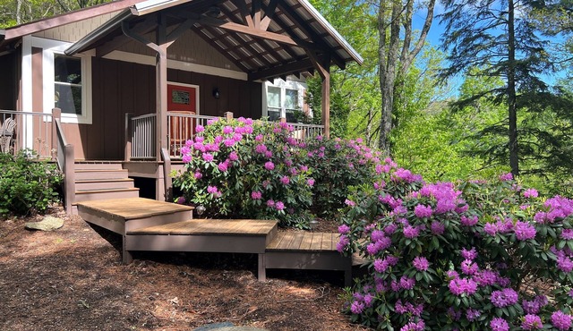 Ridgecrest cottage with Mountain Views