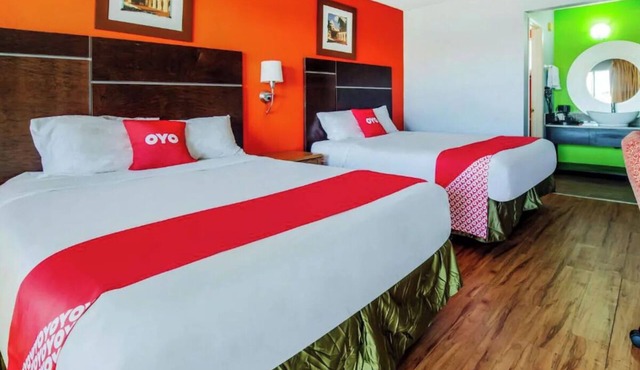 Ridgecrest Getaway: Room with 2 Queen Beds Perfect for Weekend Adventurers