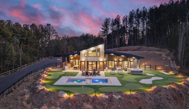 Ridgeline: Luxe Views, Heated Pool & Hot Tub Oasis + 6 Hole Putting Green