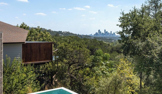Ridgeline Resort Infinity Pool & Austin Skyline