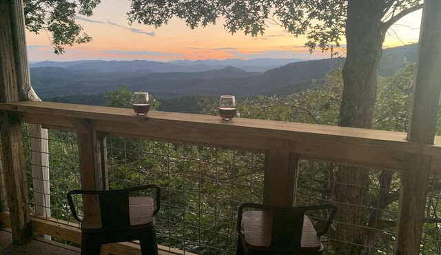 Ridgeline Retreat: Cozy Home with Amazing Mountain Views! Pet Friendly
