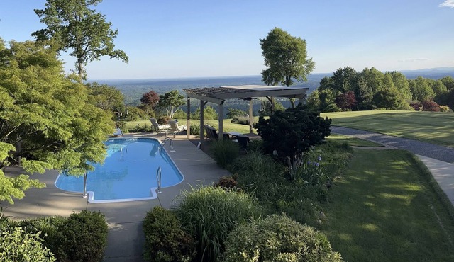 Ridgetop Oasis! Cottage/pool perched above valley. Stunning views, gardens, more