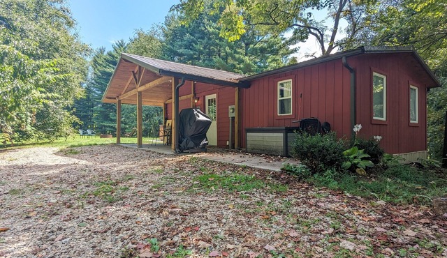 Ridgetop cabin featuring spa, sun room, fireplace and deck with panoramic views.