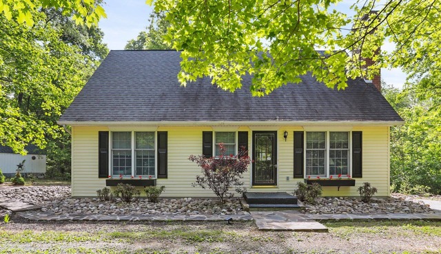 Ridgetop Retreat- Minutes from Town, Dog Friendly, Wood Fireplace