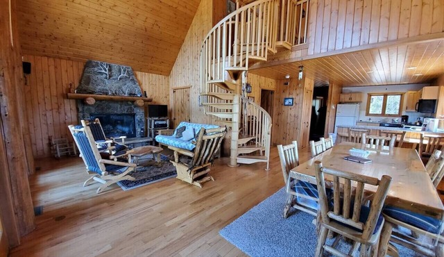 Ridgeview-Nestled in the heart of wilderness with Acreage!