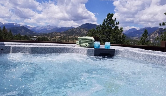 RIDGEVIEW RETREAT/Huge views! Hot tub, fireplaces, A/C, and location!
